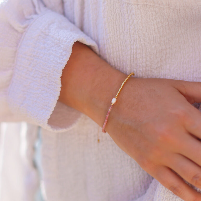 white 4mm oval freshwater pearl rhodocrosite stone drawstring bracelet with white and yellow gold coloured beads