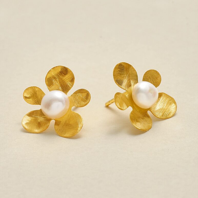 Blossom_GoldLargeDaisyStuds_1000x1000-1.jpg