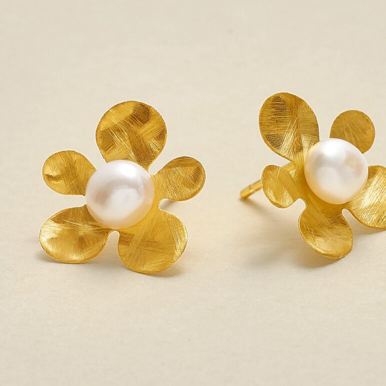 Blossom_GoldLargeDaisyStuds_1000x1000zoomed-1.jpg